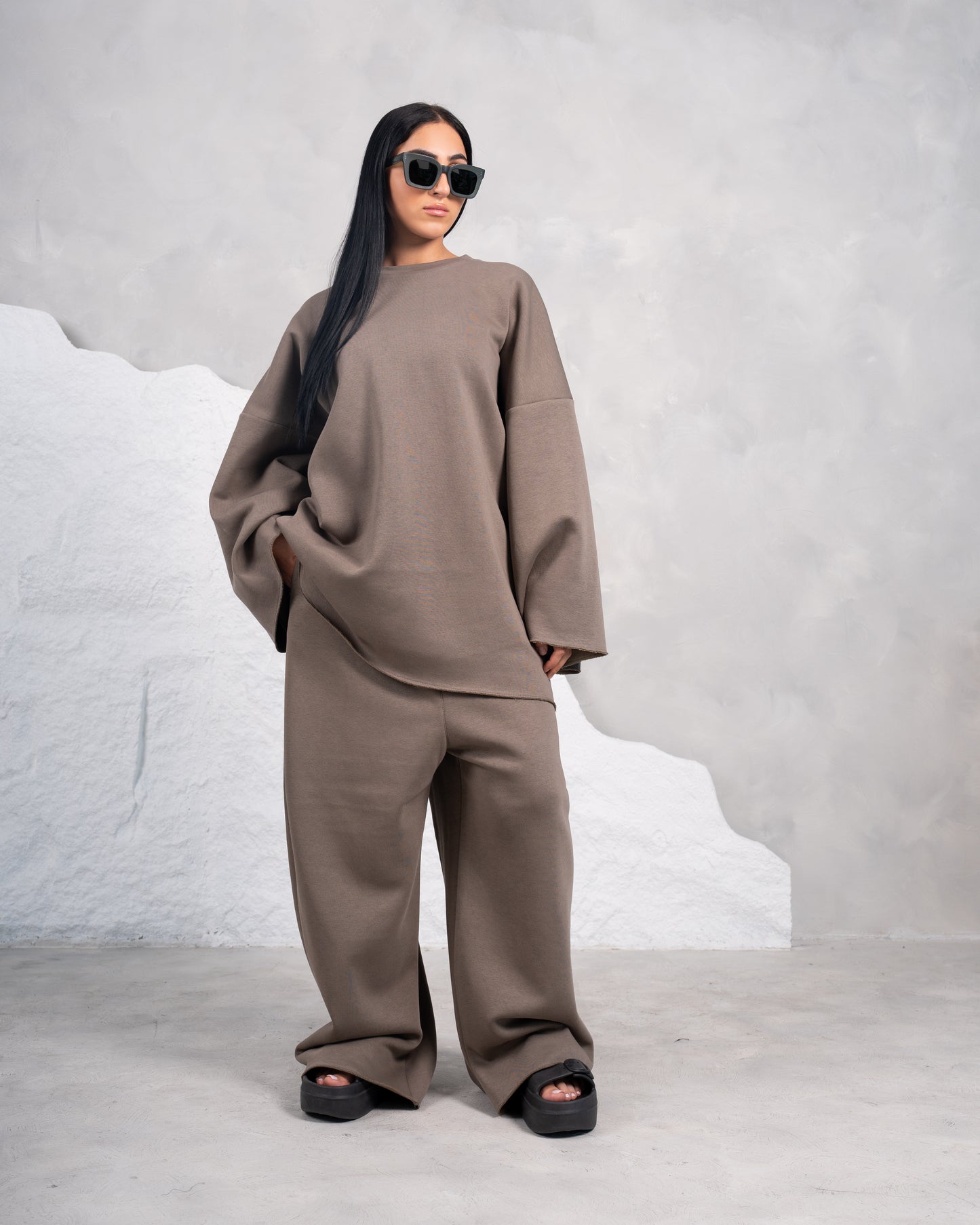 طقم رياضي مكون من قطعتين باللون البني الداكن، مصنوع من القطن بنسبة 100%