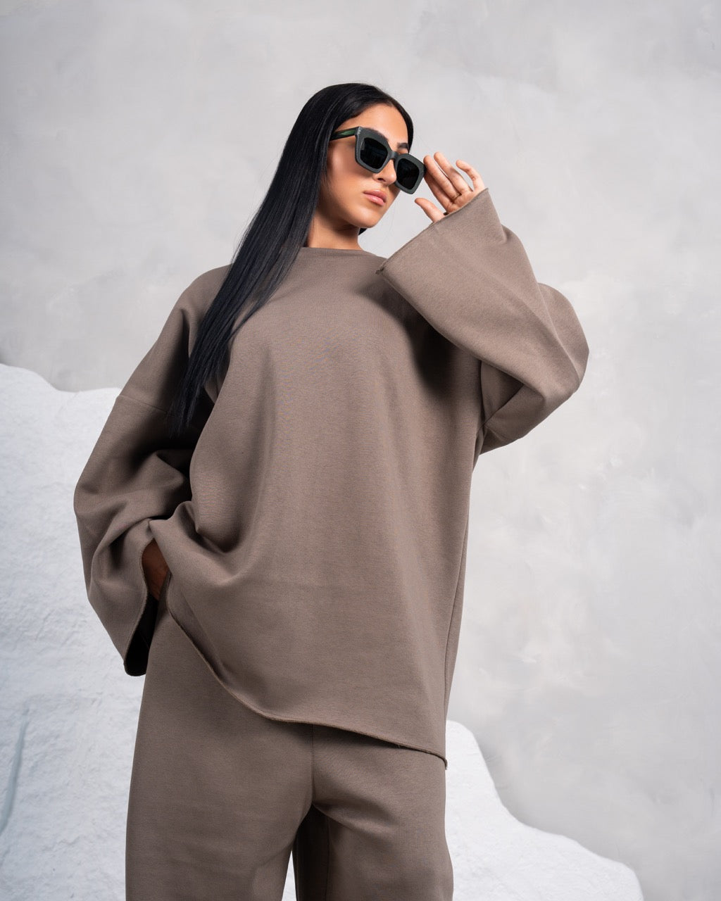 طقم رياضي مكون من قطعتين باللون البني الداكن، مصنوع من القطن بنسبة 100%