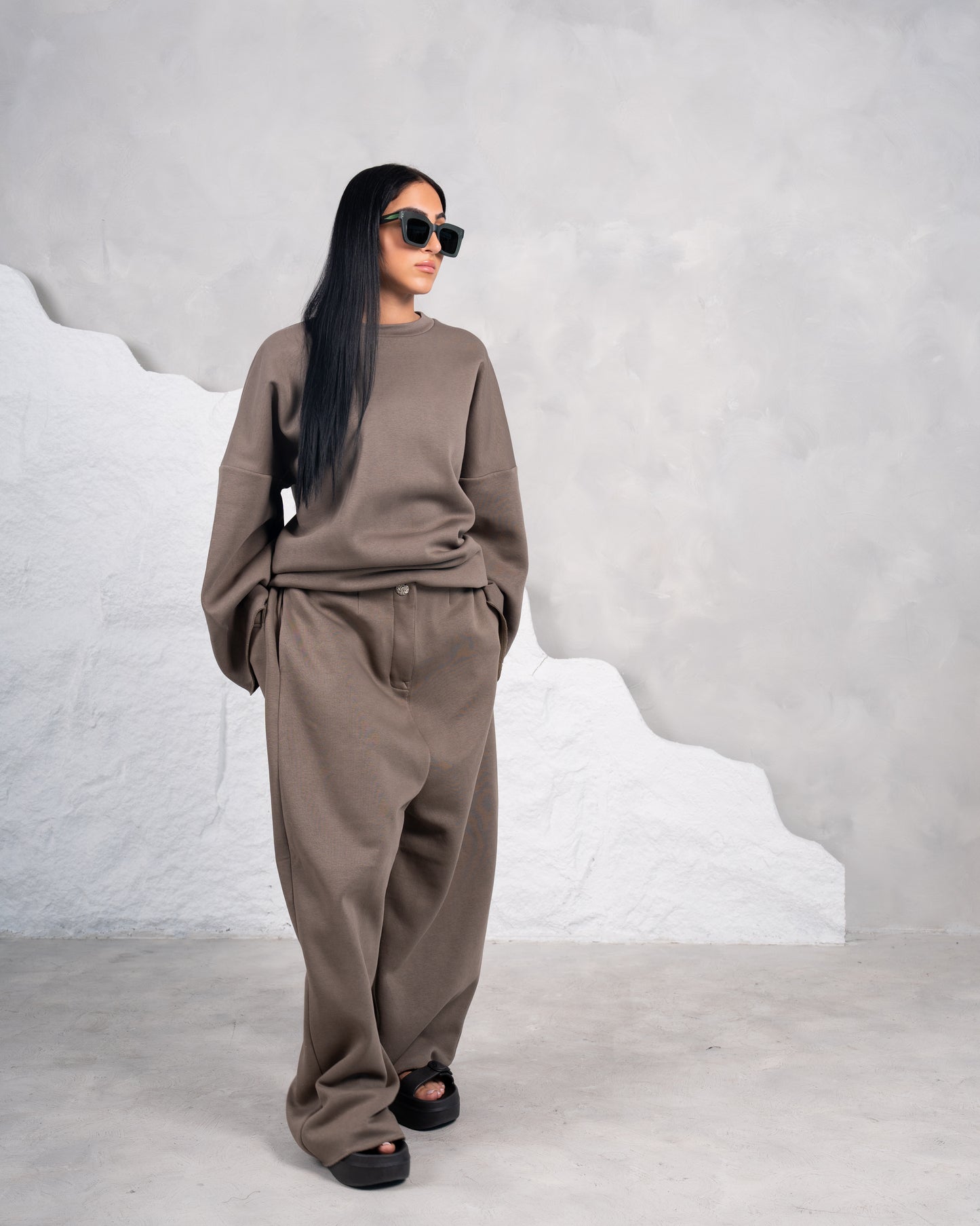 طقم رياضي مكون من قطعتين باللون البني الداكن، مصنوع من القطن بنسبة 100%