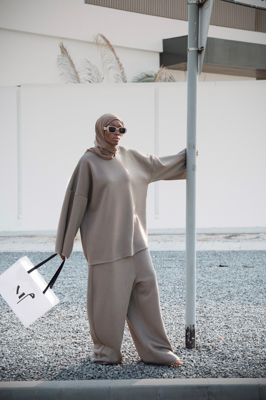 طقم رياضي مكون من قطعتين باللون البني الداكن، مصنوع من القطن بنسبة 100%