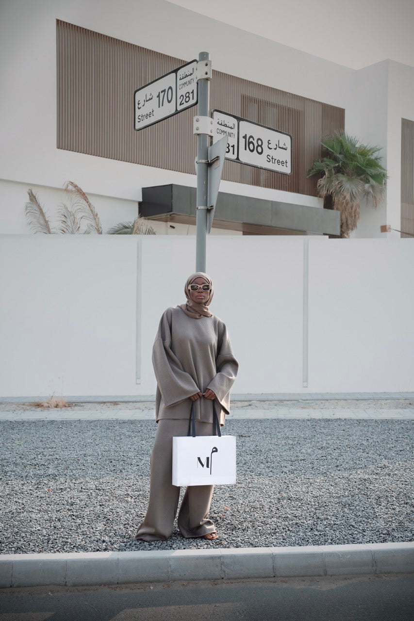 طقم رياضي مكون من قطعتين باللون البني الداكن، مصنوع من القطن بنسبة 100%