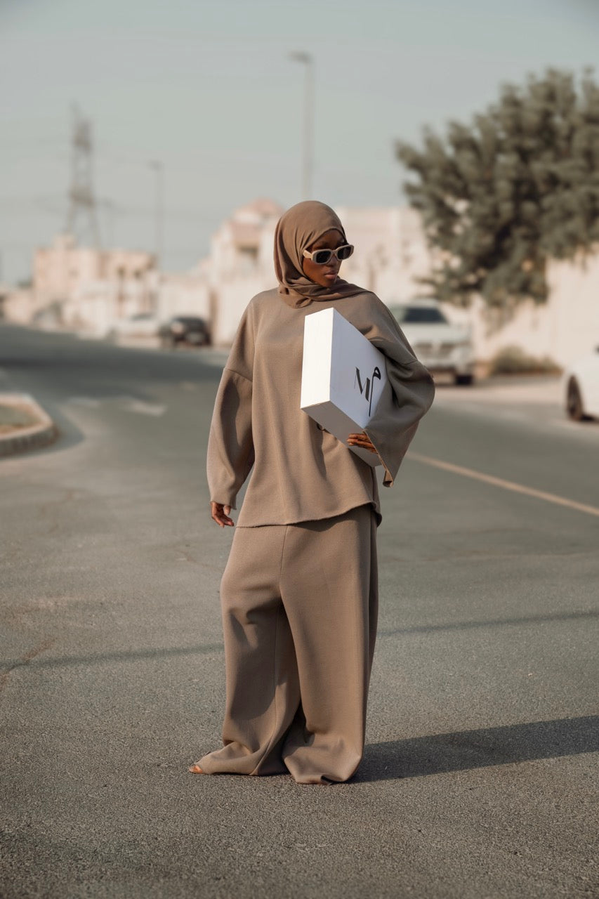 طقم رياضي مكون من قطعتين باللون البني الداكن، مصنوع من القطن بنسبة 100%