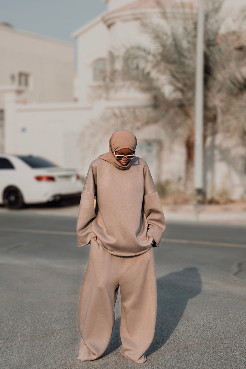 طقم رياضي مكون من قطعتين باللون البني الداكن، مصنوع من القطن بنسبة 100%