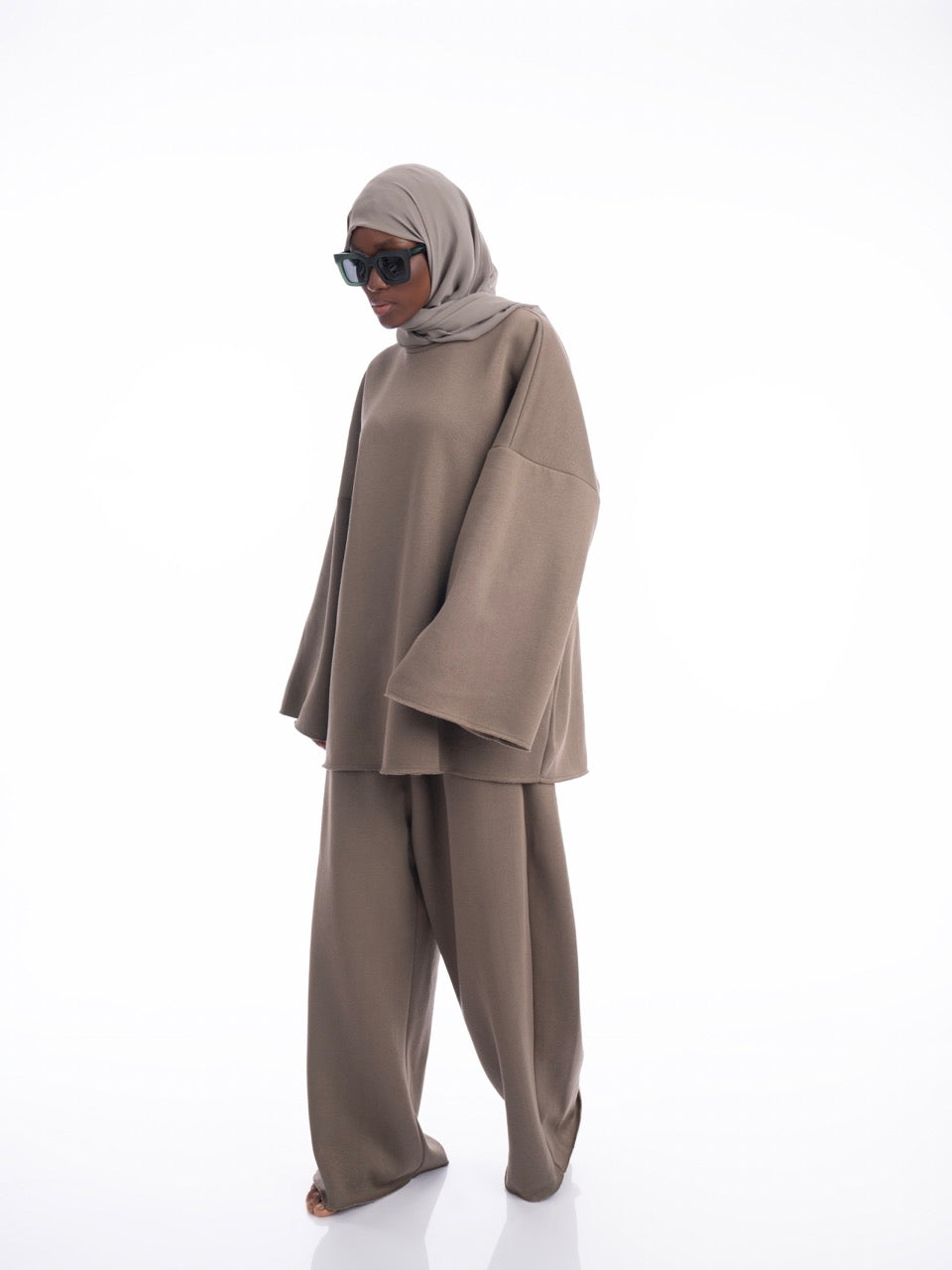 طقم رياضي مكون من قطعتين باللون البني الداكن، مصنوع من القطن بنسبة 100%