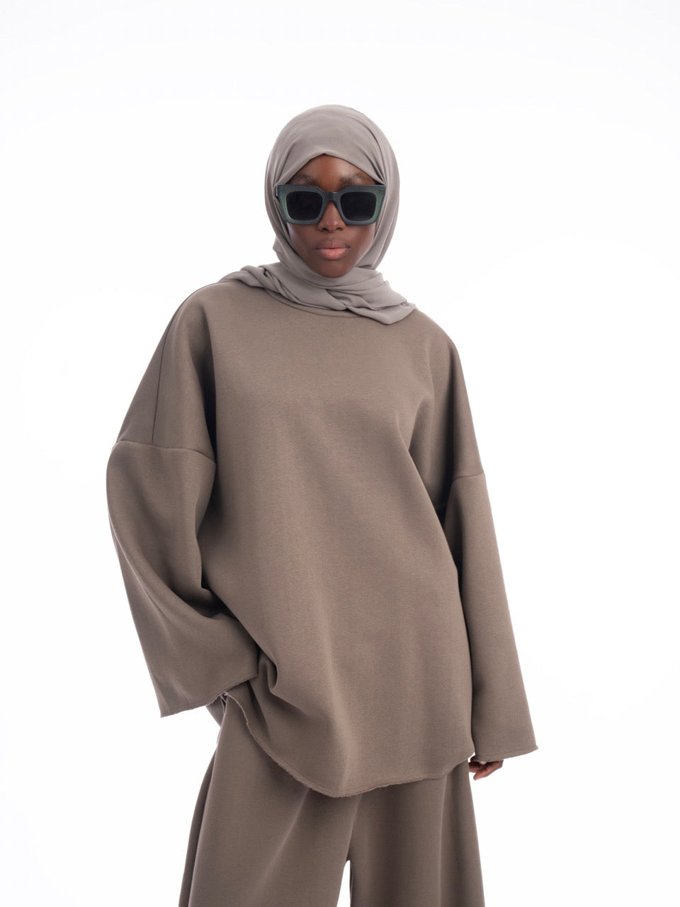 طقم رياضي مكون من قطعتين باللون البني الداكن، مصنوع من القطن بنسبة 100%