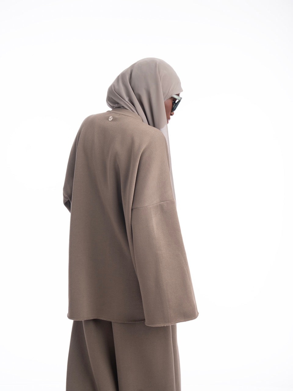 طقم رياضي مكون من قطعتين باللون البني الداكن، مصنوع من القطن بنسبة 100%