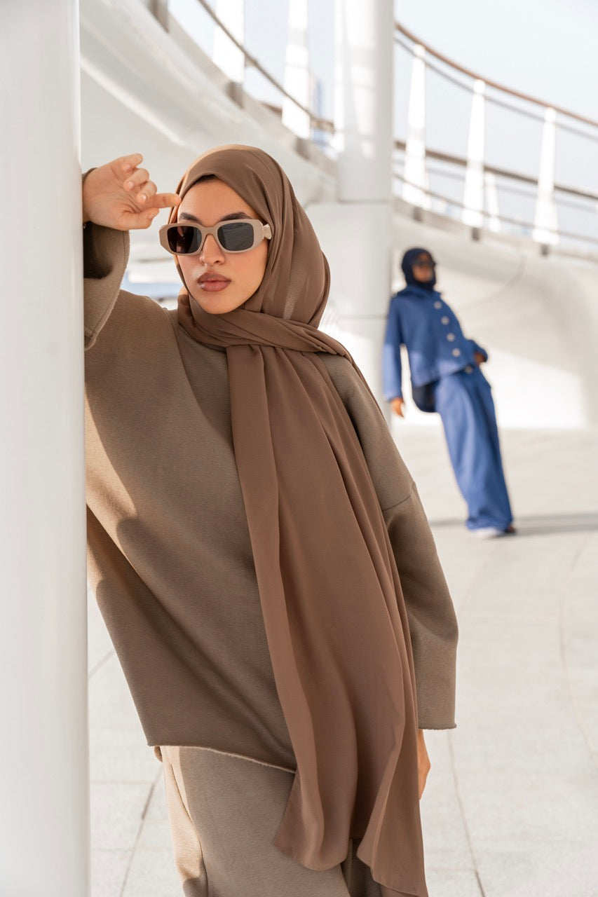 طقم رياضي مكون من قطعتين باللون البني الداكن، مصنوع من القطن بنسبة 100%